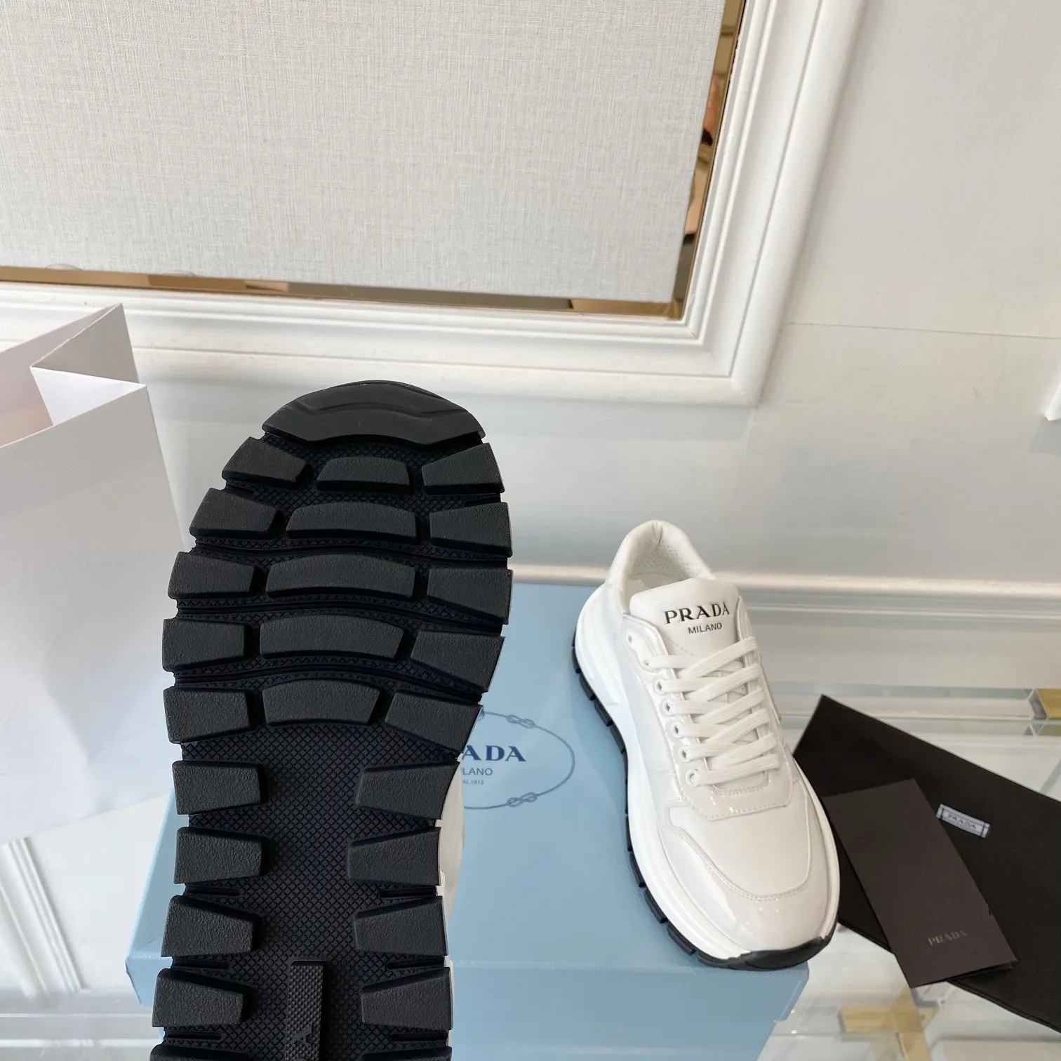 👟👟Ex-factory price 580👟👟 PRADA ²⁰²4 𝐬𝐬Prada’s new product comes with strength! ❣️Many Internet celebrities have the same style, fashionable and versatile nice items, original shoes are developed and purchased from Italian counters, and are reproduced 1:1 according to the original taste. This year’s theme is not to be defined, embodying texture through simplicity💛From thick-soled sneakers to zigzag short boots to 2024 flat shoes, everything reveals a sure-fire momentum...combining gentleness and handsomeness, the finishing touch for women❤️ The top-grade open-edge beaded cowhide with imported cowhide triangle logo is consistent with the original version, the wear-resistant and ultra-light two-color outsole, and the sheepskin lining are breathable and comfortable. ⚛Size: Women's 34-40 ⚛Size: Men's 39-45 Original packaging accessories. ⚛